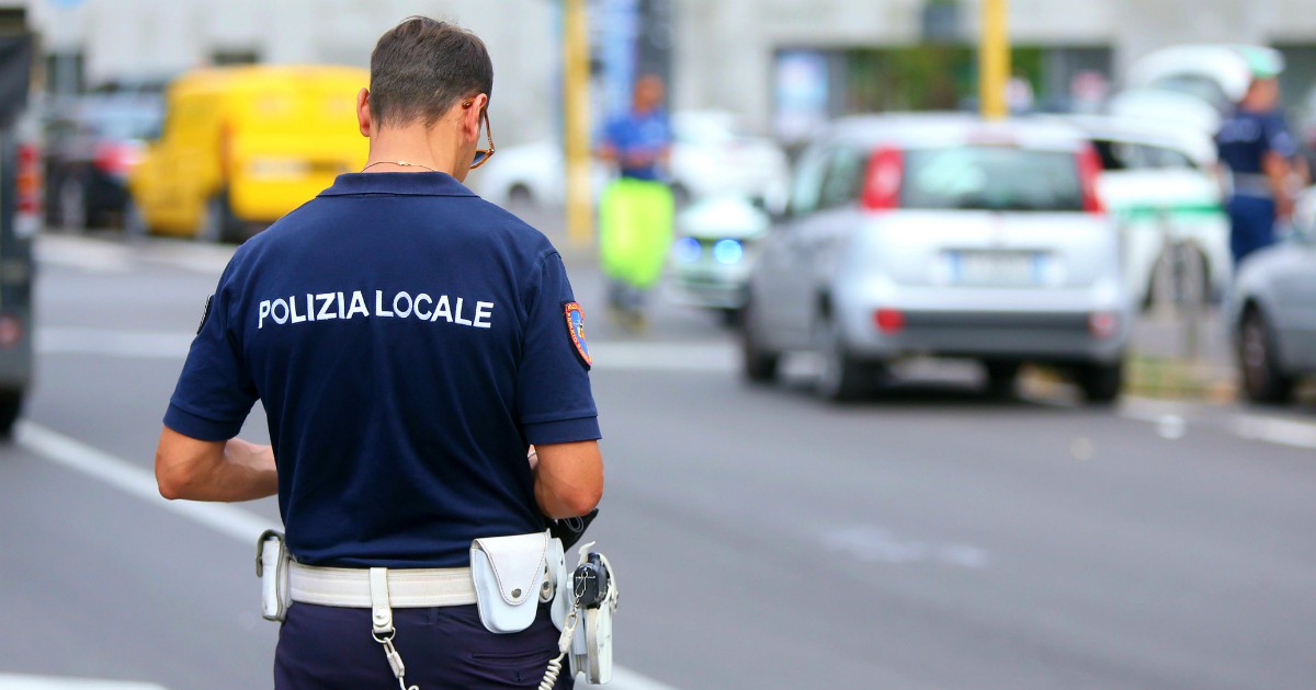 Uomo cammina nudo in centro a Milano, fermato dalla polizia si giustifica: “Mi hanno rubato tutto”