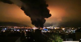 Copertina di Francia, incendio in uno stabilimento chimico ad alto rischio a Rouen. La procura: “Non uscite di casa”. Media: “Caso simile nel 2013”