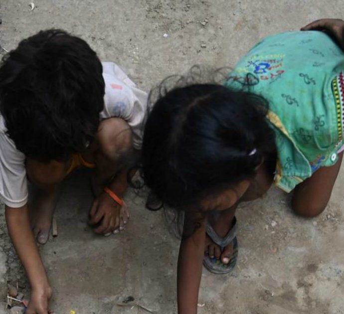 India, due bimbi fanno i bisogni per strada e vengono uccisi a bastonate: erano due ‘intoccabili’
