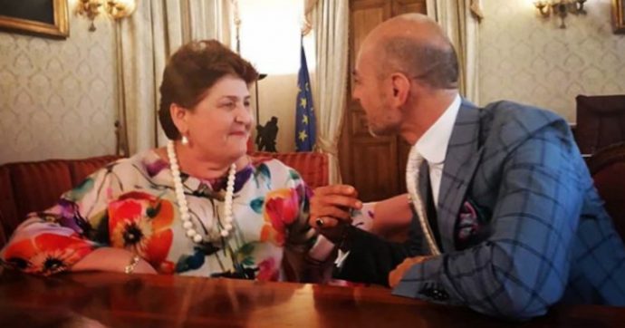 Teresa Bellanova incontra Enzo Miccio: “L’importante è scegliere l’abito che più ci fa stare bene” Teresa Bellanova incontra Enzo Miccio: “L’importante è scegliere l’abito che più ci fa stare bene”