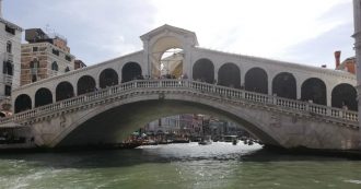 Copertina di Venezia, in centro storico stop a moda low cost e souvenir Made in China. “Valorizziamo il patrimonio”