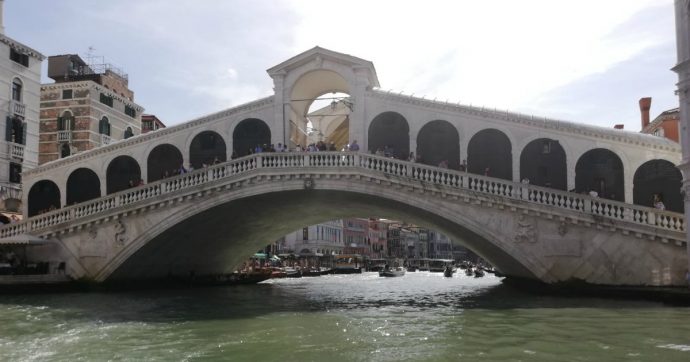 Venezia, in centro storico stop a moda low cost e souvenir Made in China. “Valorizziamo il patrimonio”
