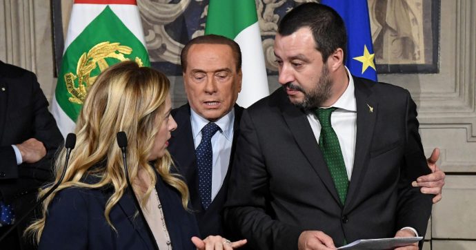 Copertina di B. fa la giravolta e aiuta Salvini sui referendum