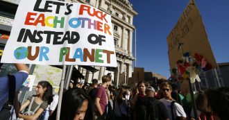 Copertina di Fridays for future, il corteo a Roma per chiedere Giustizia climatica ai Paesi del G20: “Siamo la natura che si difende e si ribella”
