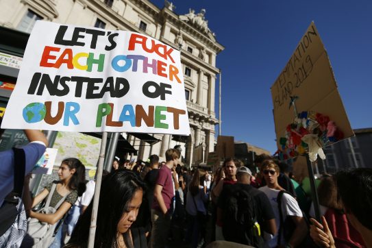 Fridays for future, il corteo a Roma per chiedere Giustizia climatica ai Paesi del G20: “Siamo la natura che si difende e si ribella”