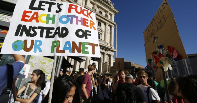 Fridays for future, il corteo a Roma per chiedere Giustizia climatica ai Paesi del G20: “Siamo la natura che si difende e si ribella”