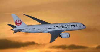 Copertina di Japan Airlines, sui voli della compagnia si può prenotare il proprio posto lontano dai bambini piccoli