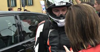 Copertina di Sciopero per il clima, il motociclista fermo con il motore acceso scatena le proteste degli studenti: costretto a scendere e andare a piedi