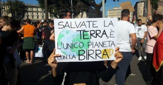 Copertina di Sciopero per il clima, “Daje Greta salviamo sto pianeta” – Gli striscioni più creativi fatti dai ragazzi al corteo di Roma (Fotogallery)