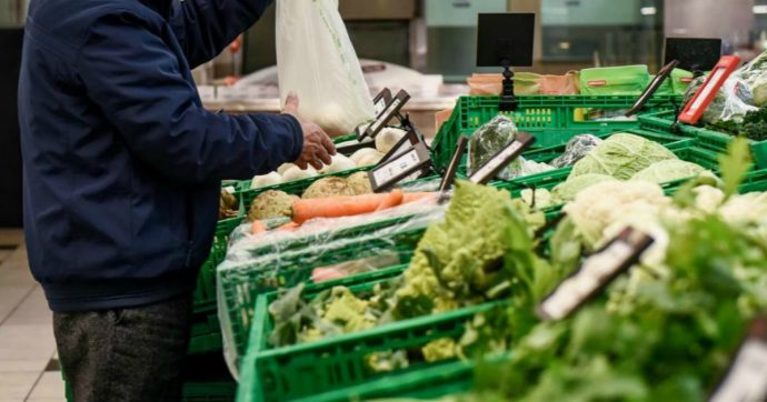 Spesa e inflazione, Altroconsumo: “I prezzi di 10 prodotti, dalla pasta alla farina, sono aumentati in media del 20% in un anno”