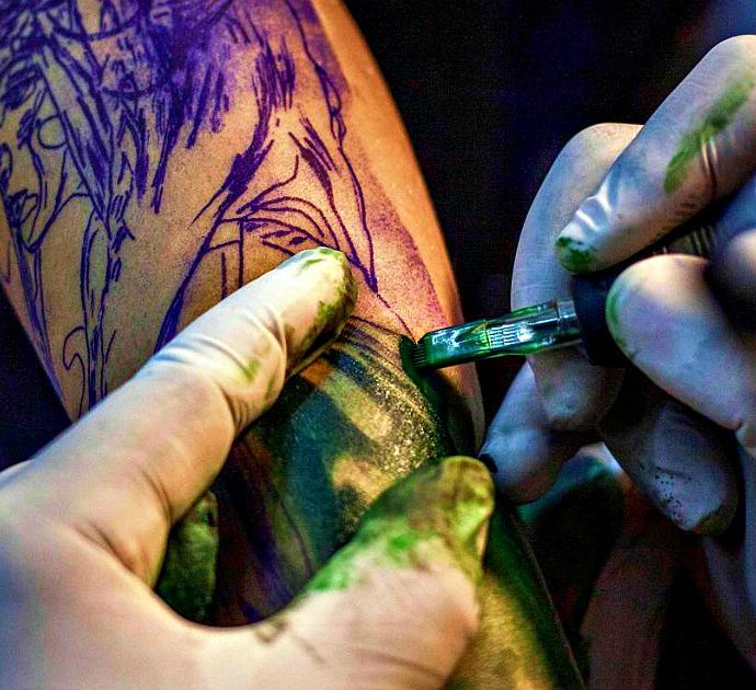 Tatuaggi con inchiostri cancerogeni: boom di richieste di rimozione dopo la normativa Ue. Ma attenzione ai pericoli