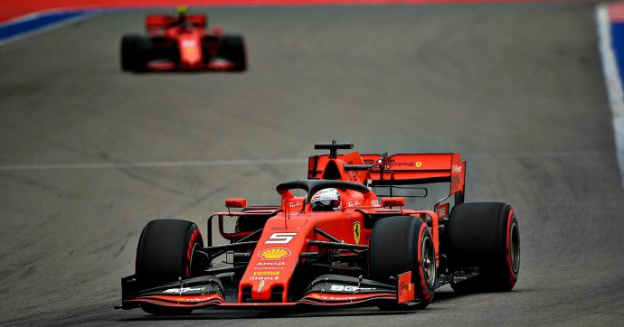 F1 Gp Russia, doppietta Mercedes dopo harakiri delle Ferrari: Vettel si ritira, Leclerc terzo. Vince Hamilton – risultati e classifica