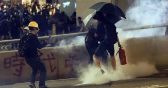 Copertina di Hong Kong, proteste e scontri con la polizia nel quinto anniversario di Occupy Central. Joshua Wong: “Mi candido alle elezioni locali”