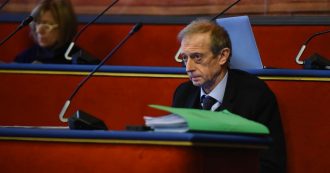 Copertina di Torino, il deputato dem Fassino si dimette da consigliere comunale dopo le polemiche nel Pd per il doppio incarico