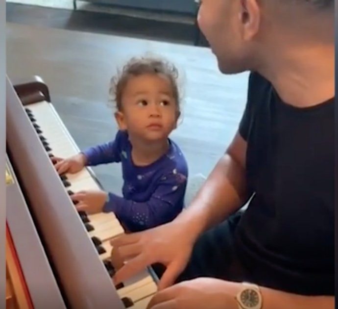 John Legend suona il pianoforte insieme al figlio di un anno: la scena è dolcissima
