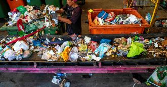Copertina di Plastica, Greenpeace: “La biodegradabile e la compostabile non risolvono l’emergenza. Ecco tutte le ‘false’ soluzioni delle multinazionali”