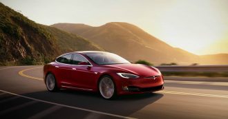 Copertina di Tesla, aggiornato il software. Ci sono anche il karaoke e la funzione “chauffeur”