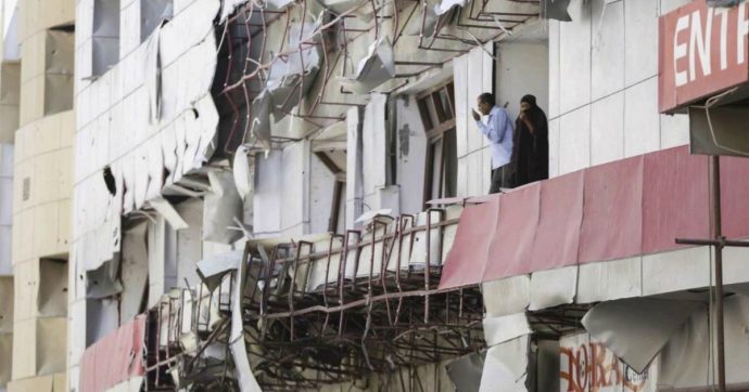 Somalia, media: “Ordigno esplode al passaggio di un convoglio italiano a Mogadiscio”. Al-Shabaab attacca base militare americana