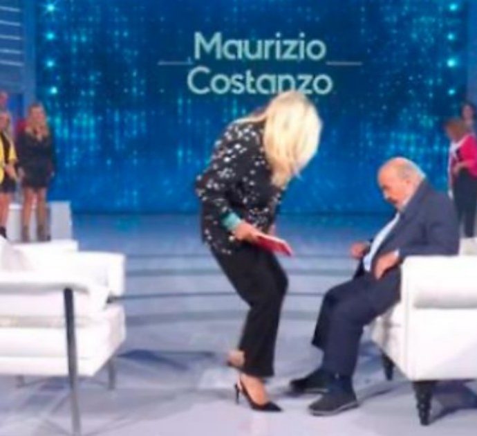 Domenica In, Mara Venier imbarazza Maurizio Costanzo: “Sono tutta bagnata, tocca qui!”