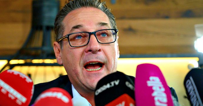 Austria, l’ex leader dell’ultradestra Strache annuncia l’addio alla politica dopo gli scandali: dall’Ibiza-gate alle spese pazze