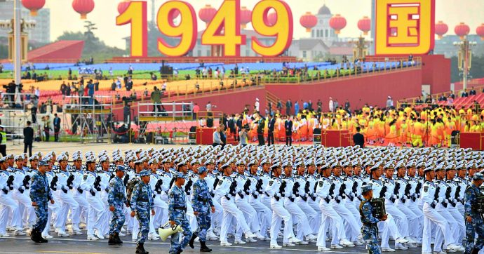 Cina, la seconda economia al mondo festeggia 70 anni con i peggiori risultati degli ultimi 17. Dai dazi al mercato interno: tutte le ragioni