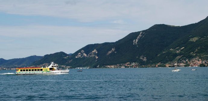 Lago d’Iseo, nei fondali una montagna di copertoni alta 40 metri. La scoperta dei carabinieri
