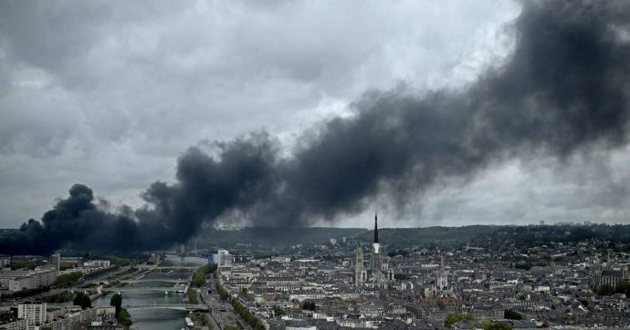 Incendio Rouen, la protesta dei cittadini: “Lo Stato ci nasconde la verità”. Oltre 5mila tonnellate di prodotti chimici in fumo