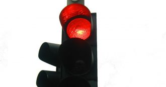 Copertina di Una città tedesca sperimenta per un anno il semaforo per salvare chi cammina guardando il cellulare: proietta il rosso sull’asfalto