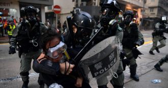 Copertina di Hong Kong, gravi ma stabili le condizioni dello studente ferito dalla polizia. In centinaia al sit-in di protesta davanti alla sua scuola