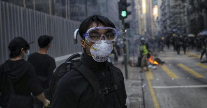 “Polizia violenta senza controlli, la colpa è di Carrie Lam”