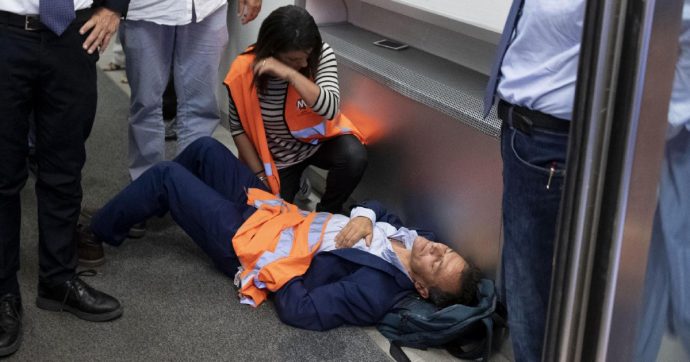 La polizia forza il blocco, ferito Fassina