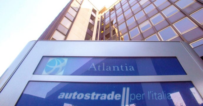 Alitalia, la holding Atlantia minaccia di sfilarsi dal salvataggio: “Pesa l’incertezza sulle concessioni di Autostrade”