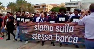 Copertina di Lampedusa, corteo di barche ricorda il naufragio del 3 ottobre del 2013 e i 366 migranti morti
