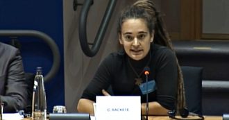 Copertina di Ue, Carola Rackete al Parlamento europeo: “Dove eravate quando ho chiesto aiuto? Governi hanno alzato muri, nella culla dei diritti umani”