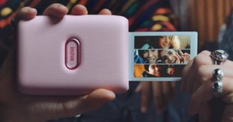 Copertina di Fujifilm Instax Mini Link è la stampante portatile per smartphone che pesa 200 grammi e costa 119 euro