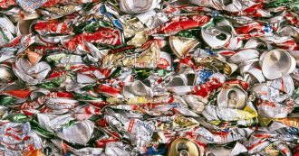 Copertina di Riciclo, report della Commissione: “Italia la più virtuosa in Ue”. In Europa ogni anno prodotte 5,2 tonnellate di rifiuti a persona