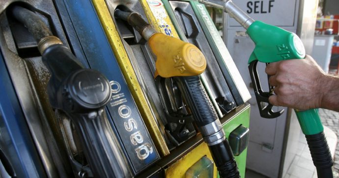 Caro carburanti, il governo proroga lo sconto di 30 centesimi fino al 2 agosto. Consumatori: “Insufficiente e inadeguato”