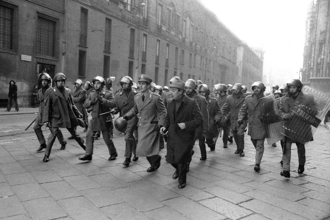Carica della polizia contro un corteo di sinistra in piazza del Duomo, Milano 1976