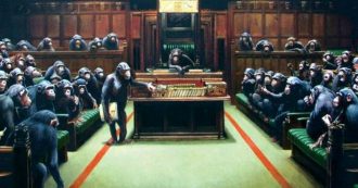 Copertina di Banksy, asta record per il suo “Parlamento delle scimmie”: venduto da Sotheby’s a 11,1 milioni di euro