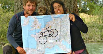 Copertina di Bicycles Will Save the World, una coppia di ricercatori (con la loro cagnolina) lascia il lavoro per disegnare pedalando una bici sull’Europa