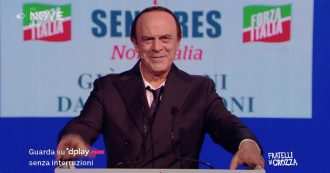 Copertina di Crozza-Berlusconi alle prese con le difficoltà degli anziani: “Vogliono farci usare il bancoma… ma si immagina che casino quando arriva l’euro?”