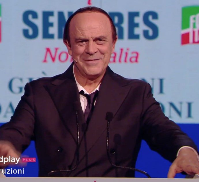 Crozza-Berlusconi alle prese con le difficoltà degli anziani: “Vogliono farci usare il bancoma… ma si immagina che casino quando arriva l’euro?”