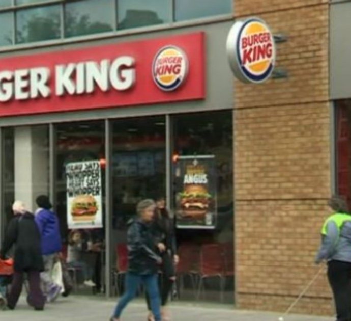 Burger King, lo staff si rifiuta di leggere gli ingredienti di un dolce a una donna non vedente e allergica alle noci