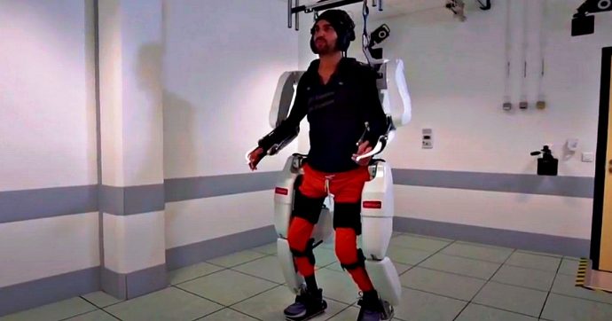Tetraplegico cammina con esoscheletro: “Mi sono sentito come il primo uomo sulla Luna”