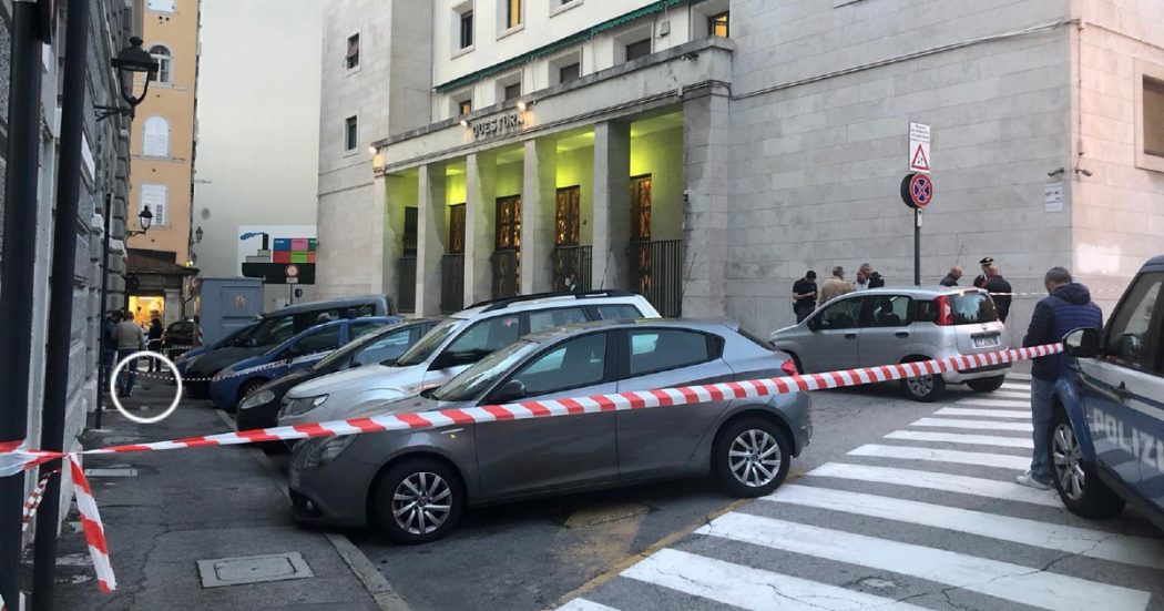 Sfila la pistola a un agente e uccide lui e il suo collega Sfila la pistola a un agente e uccide lui e il suo collega