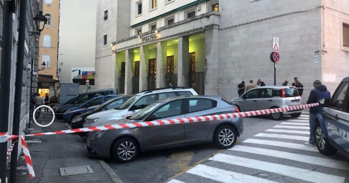 Sfila la pistola a un agente e uccide lui e il suo collega
