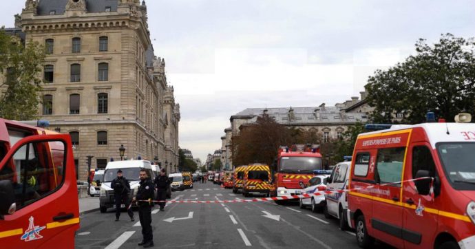 Strage in questura a Parigi, il killer era radicalizzato ed era già stato segnalato. Il ministro dell’Interno: “Non mi dimetto”