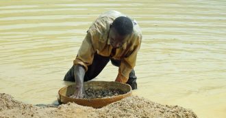 Copertina di Migranti, il viaggio dell’ultimo arrivato qui è la storia di un’identità disfatta