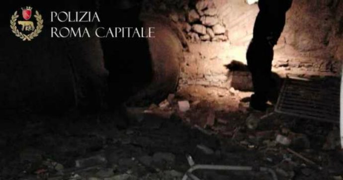 Roma, scoperta una discarica abusiva tra i resti archeologici sotto la fontana di Trevi