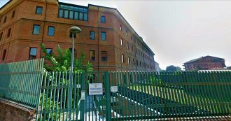 Copertina di Asti, ordigno esplode vicino al tribunale. Cartello con minacce a quattro magistrati: “Vi faremo morire tutti”